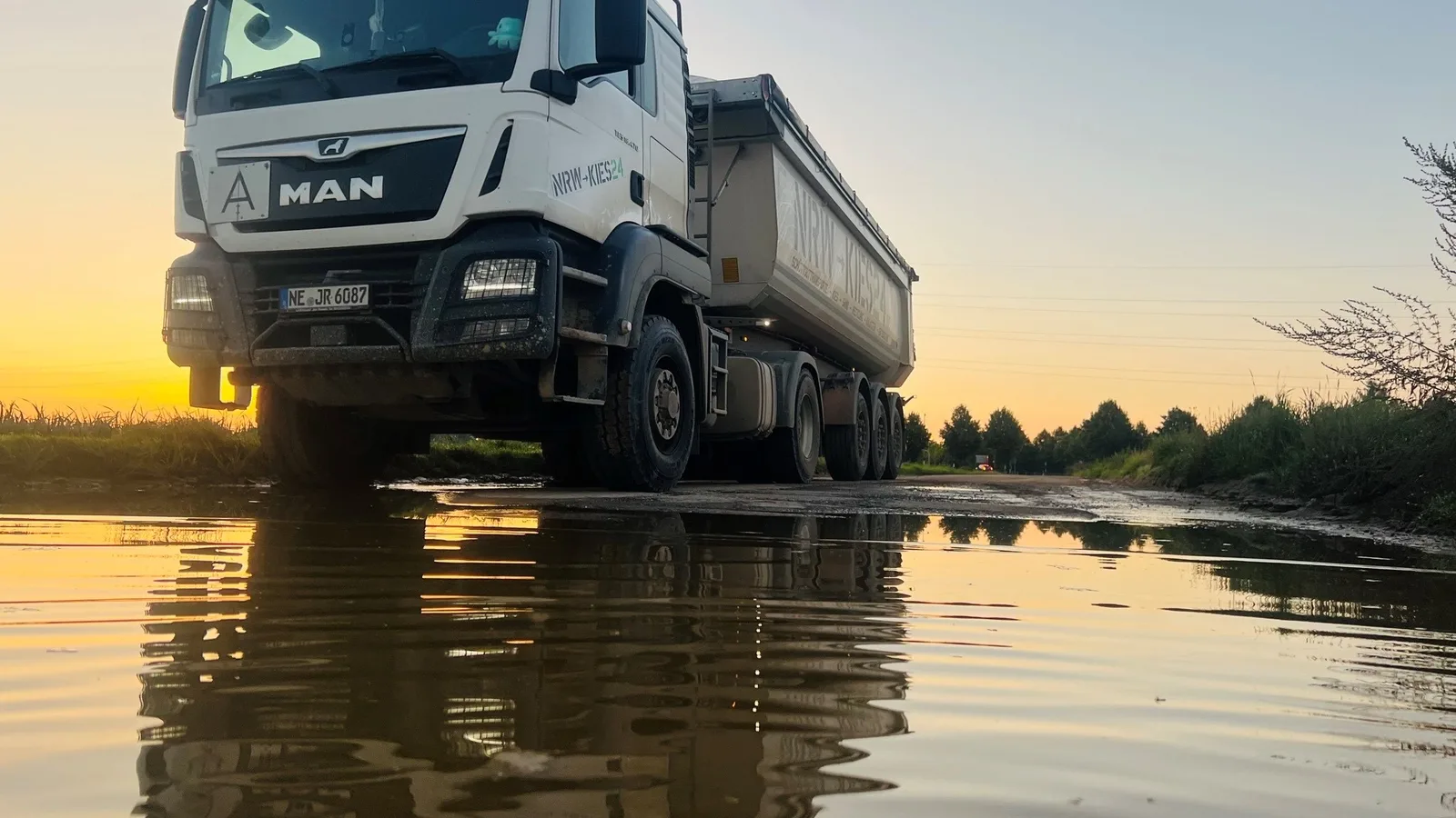 Sattelzug der NRW-Kies24 GmbH im Morgenlicht